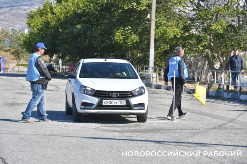 В Новороссийске полицейские Кубани завоевали «золото» по служебному автомногоборью
