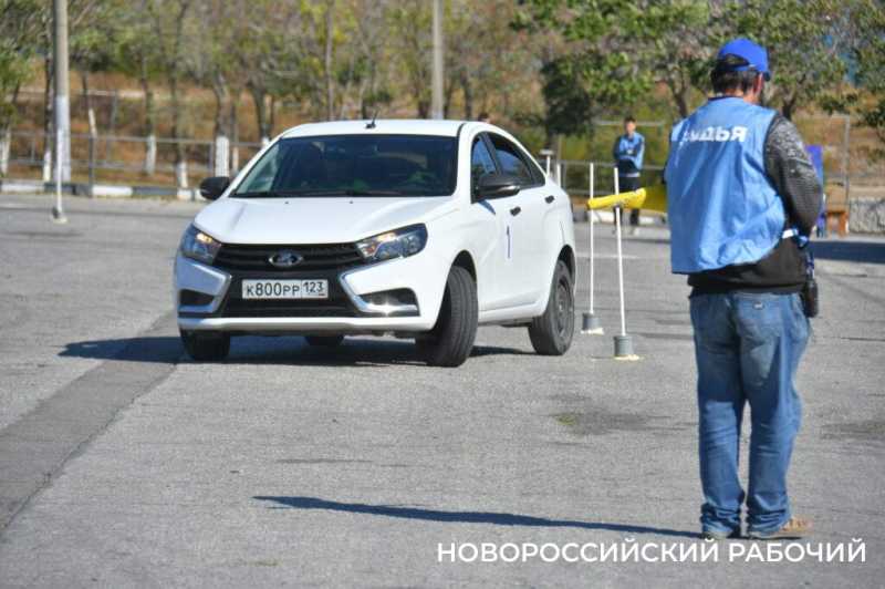 В Новороссийске полицейские Кубани завоевали «золото» по служебному автомногоборью