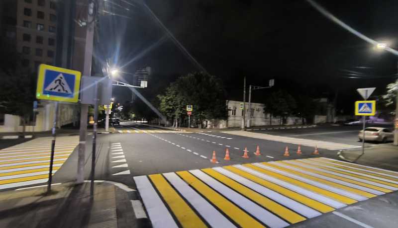 В Новороссийске продолжаются работы по обновлению дорожной разметки