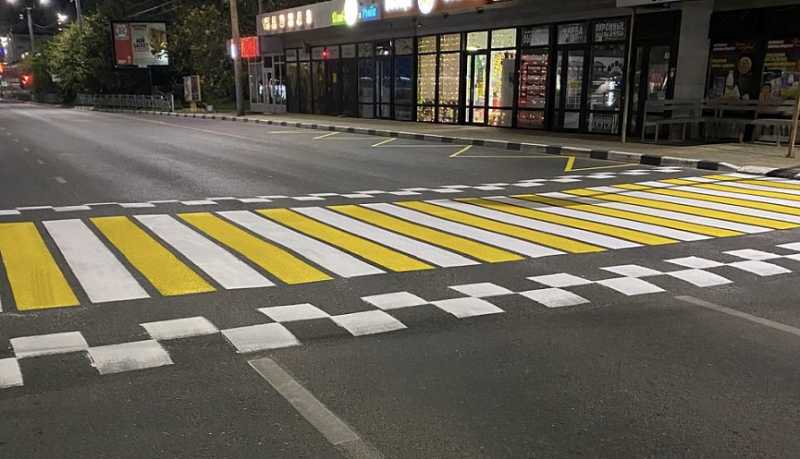 В Новороссийске продолжаются работы по обновлению дорожной разметки