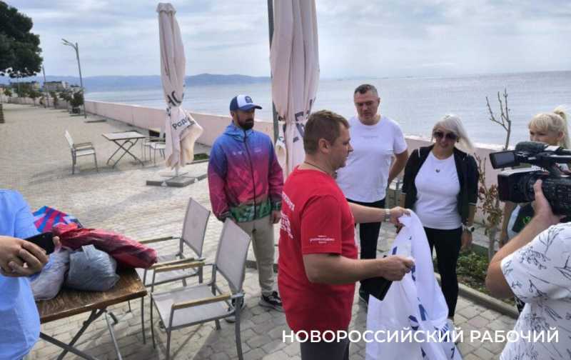 В Новороссийске уборку пляжа совместили с экскурсией и пикником