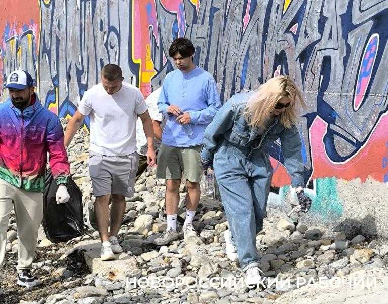 В Новороссийске уборку пляжа совместили с экскурсией и пикником