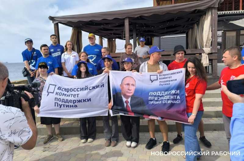 В Новороссийске уборку пляжа совместили с экскурсией и пикником