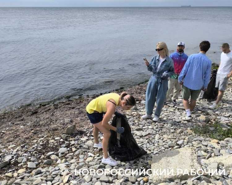 В Новороссийске уборку пляжа совместили с экскурсией и пикником