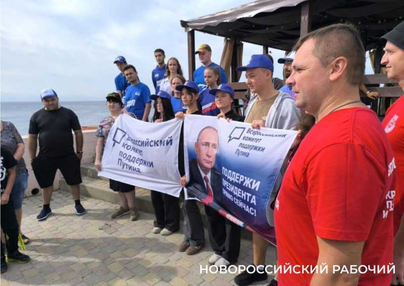 В Новороссийске уборку пляжа совместили с экскурсией и пикником