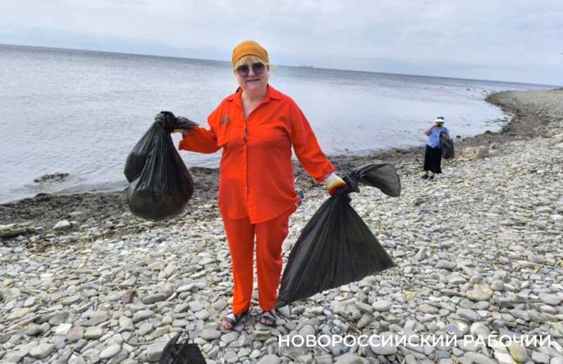 В Новороссийске уборку пляжа совместили с экскурсией и пикником