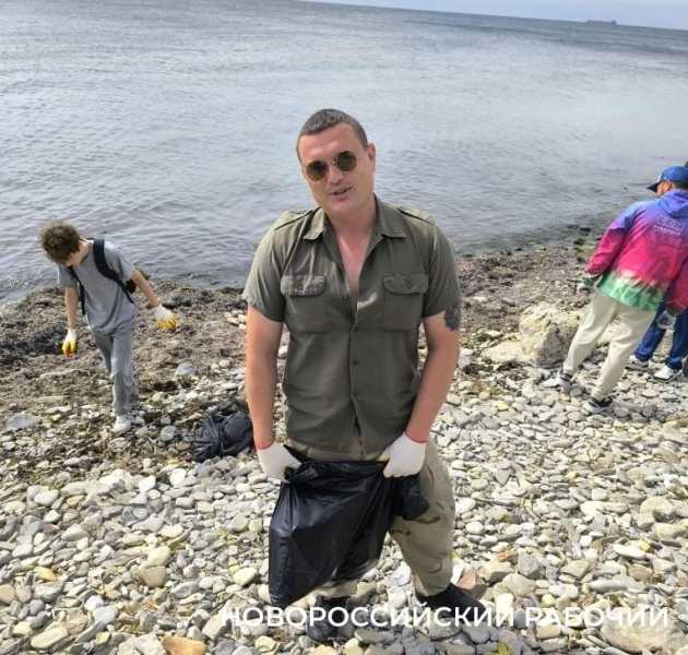 В Новороссийске уборку пляжа совместили с экскурсией и пикником