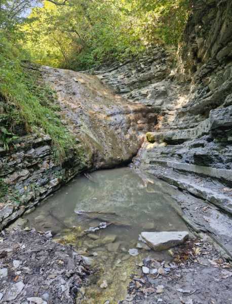 В Новороссийске в водопадах течет грязная вода со странными хлопьями