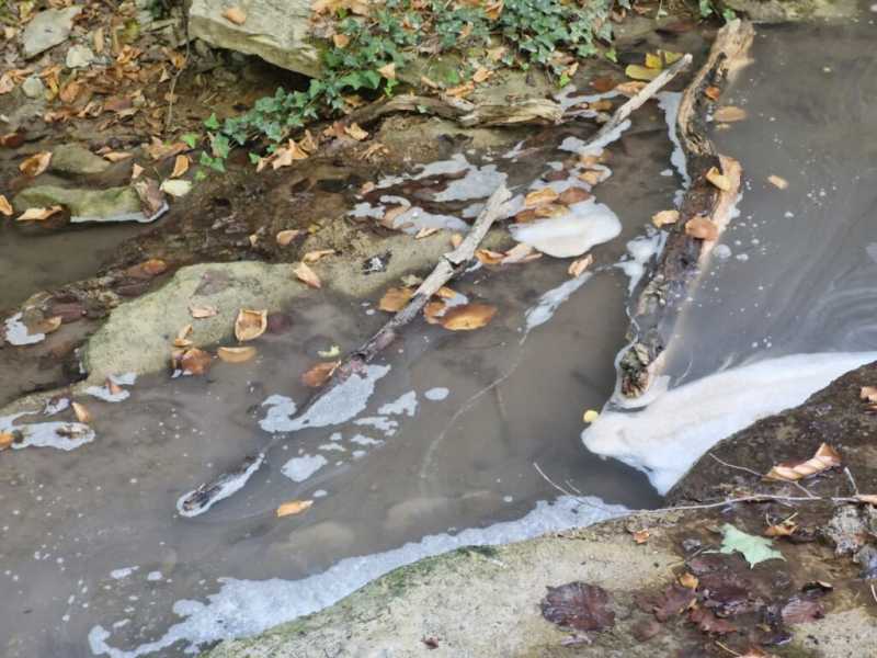 В Новороссийске в водопадах течет грязная вода со странными хлопьями