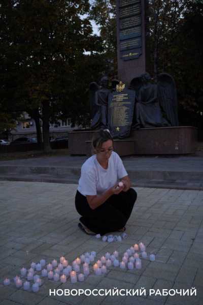 В Новороссийске зажгли тысячи свечей в память о жертвах Беслана