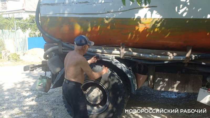 В Новороссийске жители «бугров» остались без привозной воды