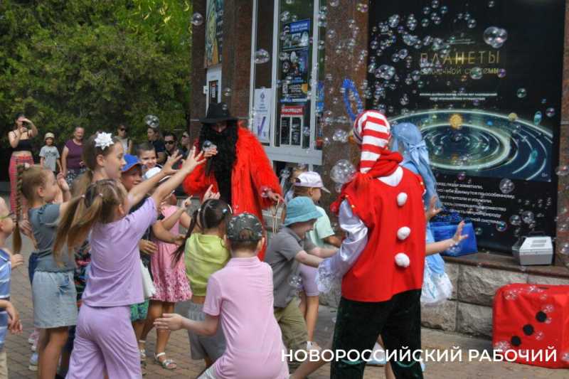 В планетарии Новороссийска попрощались с летней «Планетой счастливого детства»