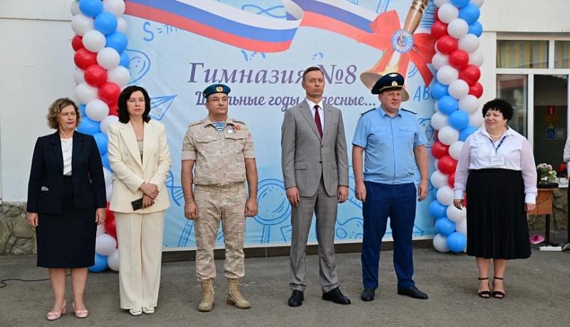 В школах города-героя Новороссийска прозвучал долгожданный первый звонок для порядка четырех тысяч первоклассников