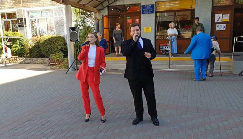 Второй день на избирательных участках города-героя Новороссийска встречают жителей праздничным настроением