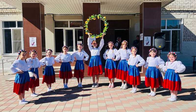 Второй день на избирательных участках города-героя Новороссийска встречают жителей праздничным настроением