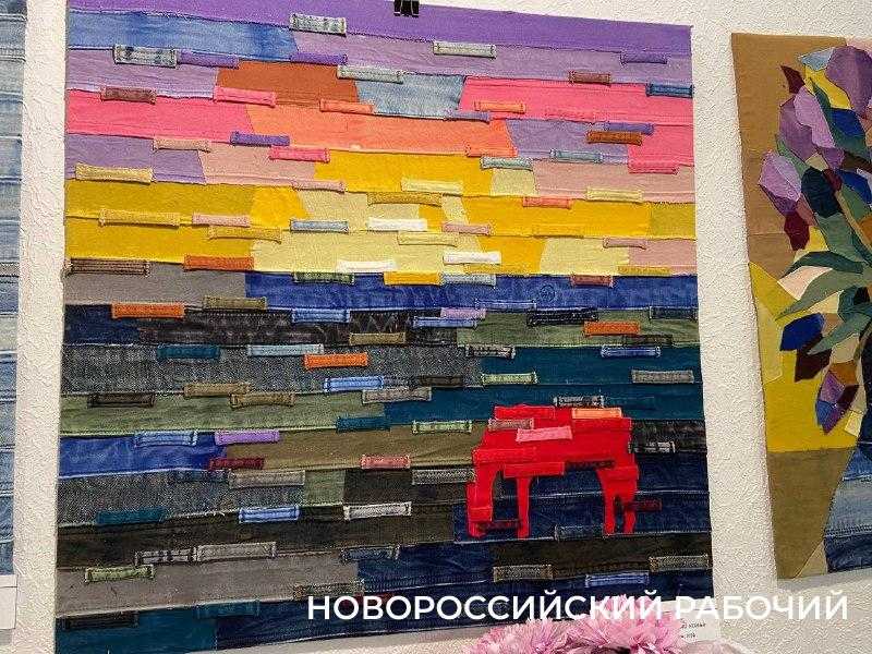 Архитектор из Новороссийска сделала джинсы предметом искусства