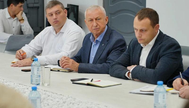 Глава Новороссийска Андрей Кравченко начал рабочую неделю с планерного совещания