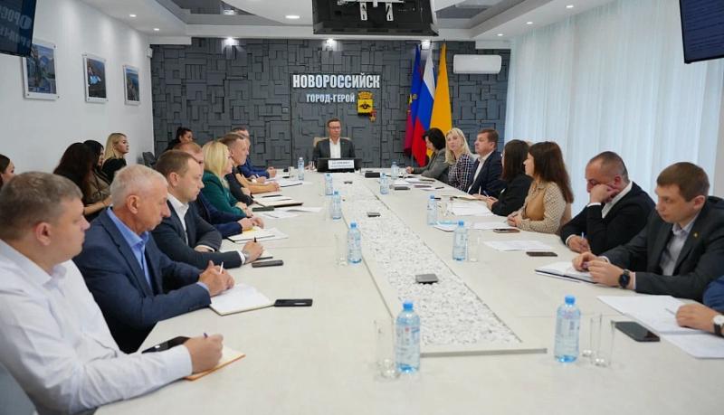 Глава Новороссийска Андрей Кравченко начал рабочую неделю с планерного совещания