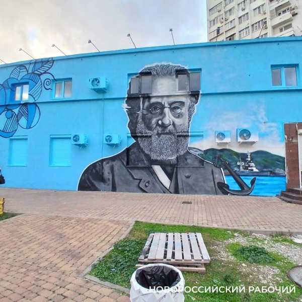 Кто это? В Новороссийске появился мурал в честь Нобелевского лауреата, которого никто не узнал