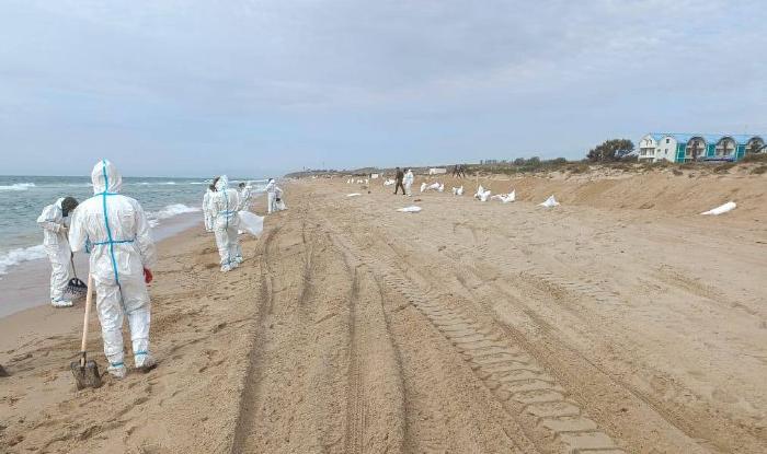 Новороссийцы помогают спасать пляжи города-курорта Анапа от мазута
