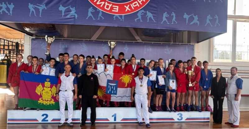 Новороссийцы в финале зонального этапа школьной лиги самбо
