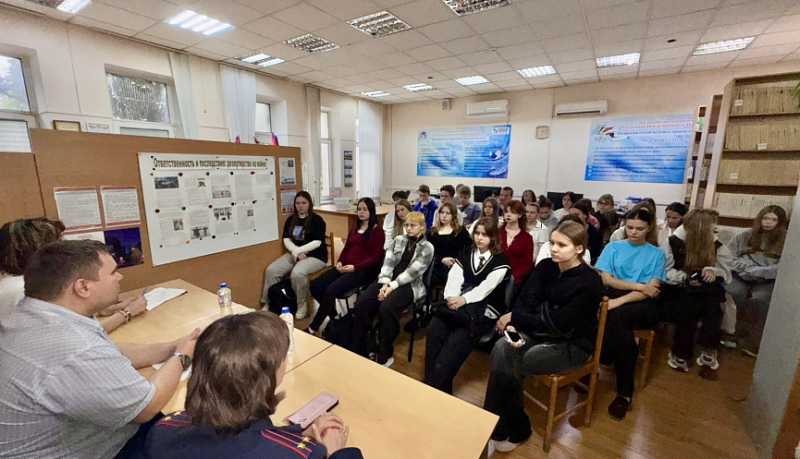 Новороссийские полицейские приняли участие в заседании ﻿клуба «Правовая планета»