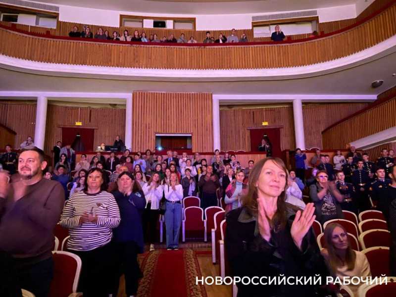 Новороссийский театр на гастролях в Ставрополе показывает прошлое, настоящее и будущее