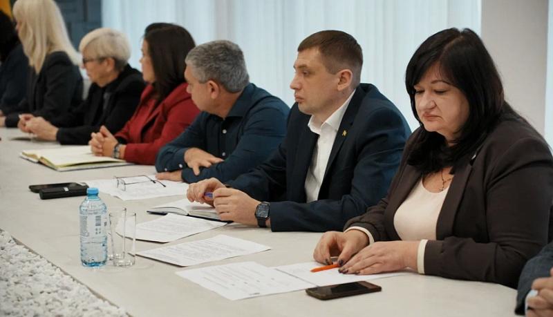 Отопление, ремонт водопроводных сетей и асфальтирование дворовых территорий обсудили на планерном совещании в администрации Новороссийска