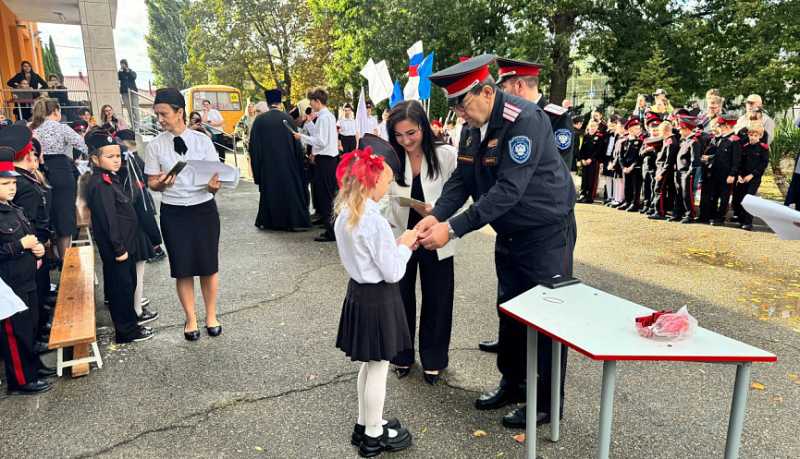 Первоклашки новороссийской школы №27 стали казачатами