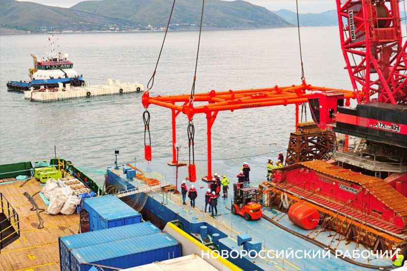 Под Новороссийском КТК установил 400-тонные якоря для новых выносных причалов