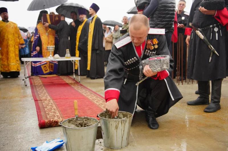 Под Новороссийском строится новый храм с именными кирпичиками