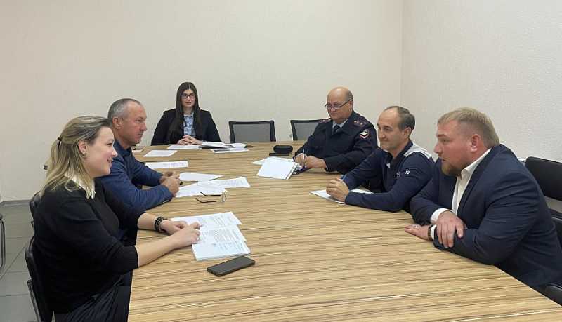 Подготовку улично-дорожной сети к зимнему сезону и установку дорожных знаков обсудили на очередном заседании комиссии по обеспечению БДД в Новороссийске