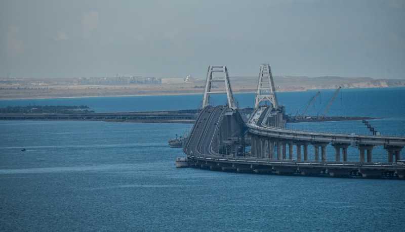 С 3 ноября запретят проезд электромобилей и гибридных авто по Крымскому мосту со стороны Краснодарского края