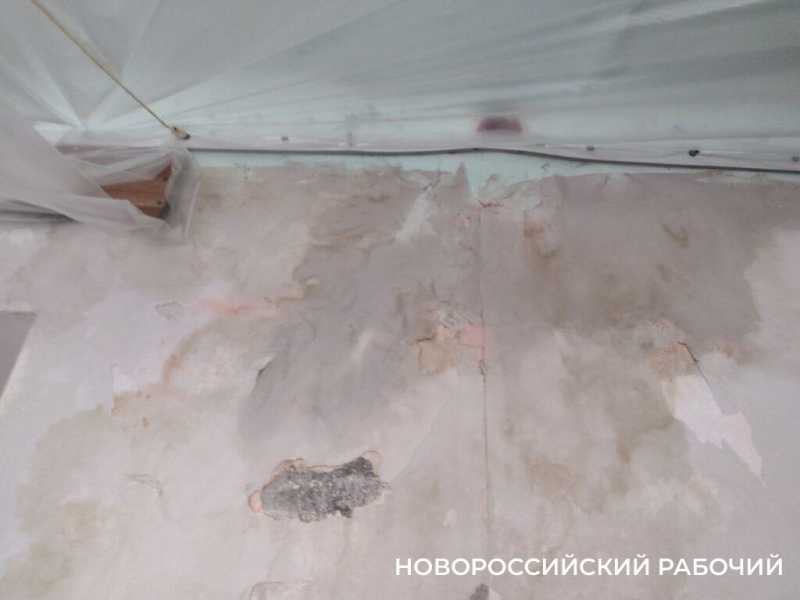 Снесло крышу второй раз! В Новороссийске многострадальный дом на первой линии возрождается к жизни после атаки БПЛА