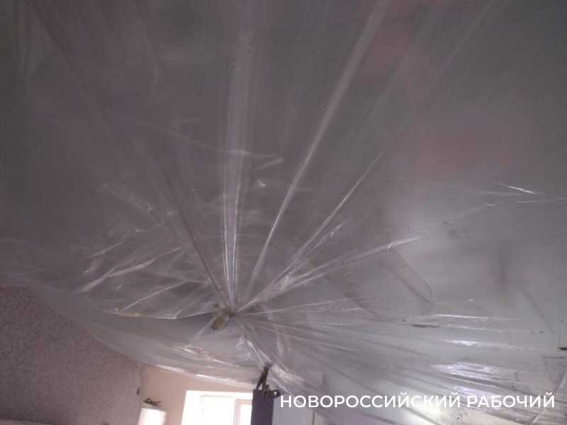Снесло крышу второй раз! В Новороссийске многострадальный дом на первой линии возрождается к жизни после атаки БПЛА