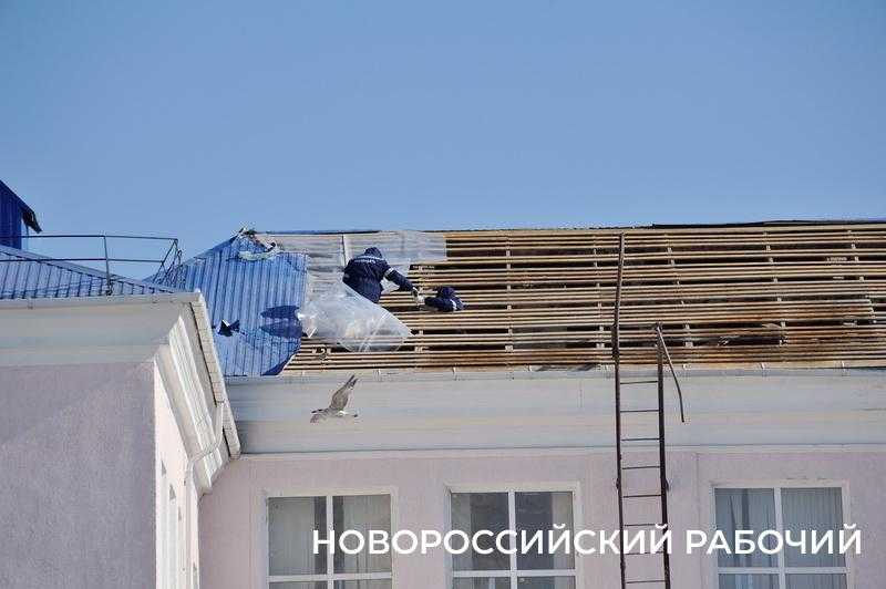Снесло крышу второй раз! В Новороссийске многострадальный дом на первой линии возрождается к жизни после атаки БПЛА