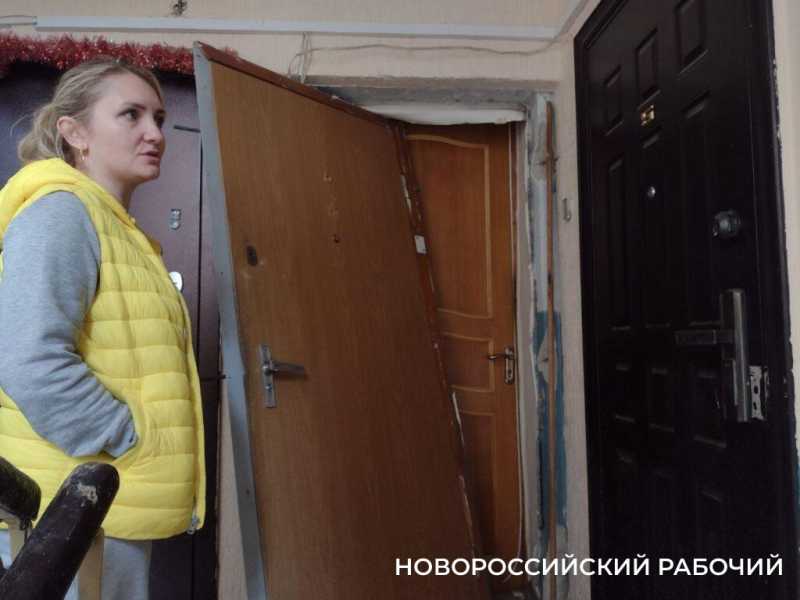 Снесло крышу второй раз! В Новороссийске многострадальный дом на первой линии возрождается к жизни после атаки БПЛА