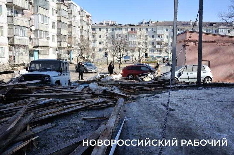Снесло крышу второй раз! В Новороссийске многострадальный дом на первой линии возрождается к жизни после атаки БПЛА