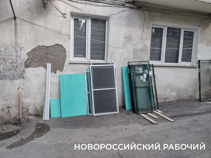 Снесло крышу второй раз! В Новороссийске многострадальный дом на первой линии возрождается к жизни после атаки БПЛА