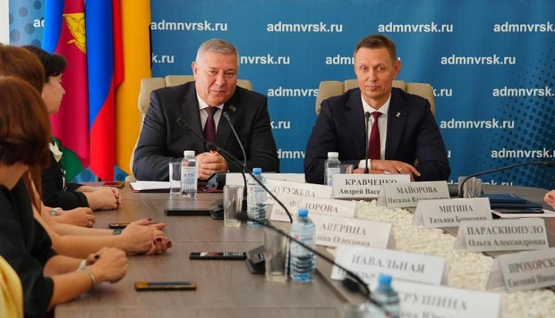 В администрации Новороссийска отметили грамотами лучших педагогов системы среднего профессионального образования