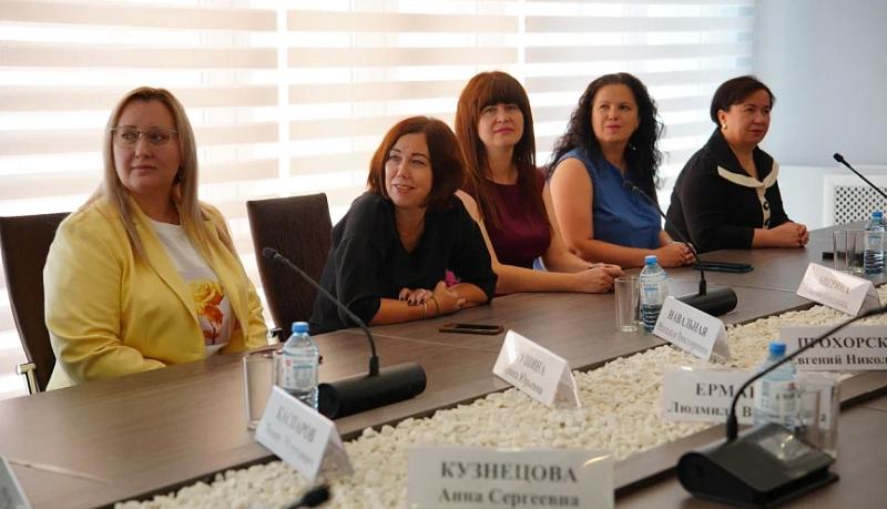 В администрации Новороссийска отметили грамотами лучших педагогов системы среднего профессионального образования