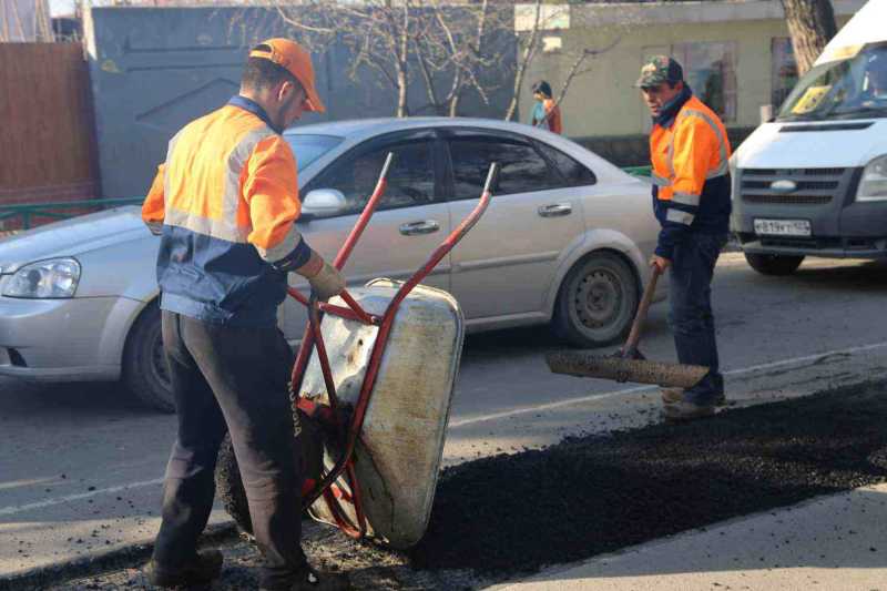В центре Новороссийска начали ремонтировать просевшие дороги