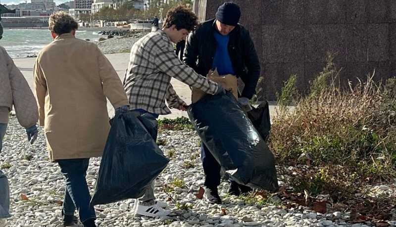 В День Чёрного моря неравнодушные жители города-героя Новороссийска провели субботник на прибрежной территории