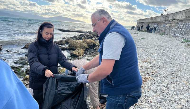 В День Чёрного моря неравнодушные жители города-героя Новороссийска провели субботник на прибрежной территории