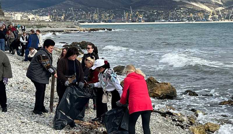 В День Чёрного моря неравнодушные жители города-героя Новороссийска провели субботник на прибрежной территории