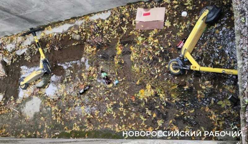 В Новороссийске брошенные на улицах электросамокаты теперь топят в ливневках