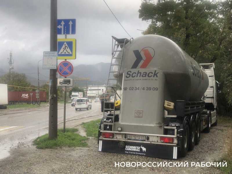 В Новороссийске дорогу, разбитую частными фурами, отремонтируют за бюджетные деньги