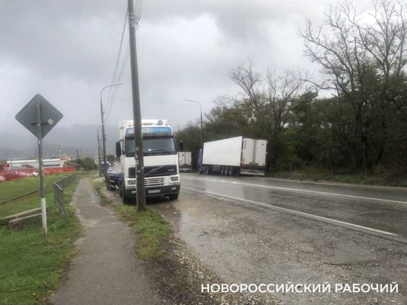 В Новороссийске дорогу, разбитую частными фурами, отремонтируют за бюджетные деньги