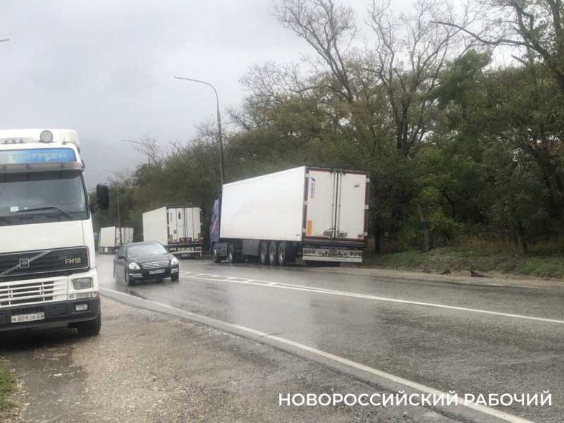 В Новороссийске дорогу, разбитую частными фурами, отремонтируют за бюджетные деньги