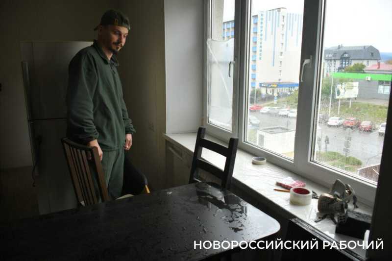В Новороссийске дожди срывают сроки восстановления кровли пострадавшего от БПЛА дома